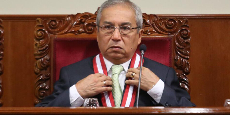 Juez prohíbe salir del país a ex fiscal Chávarry de Perú