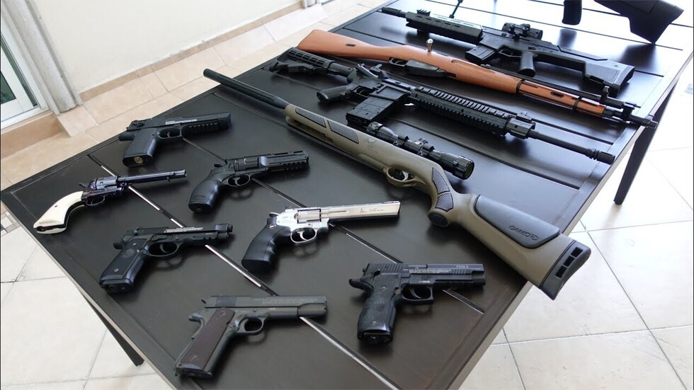 Detienen a hombre en posesión de varias armas de fuego
