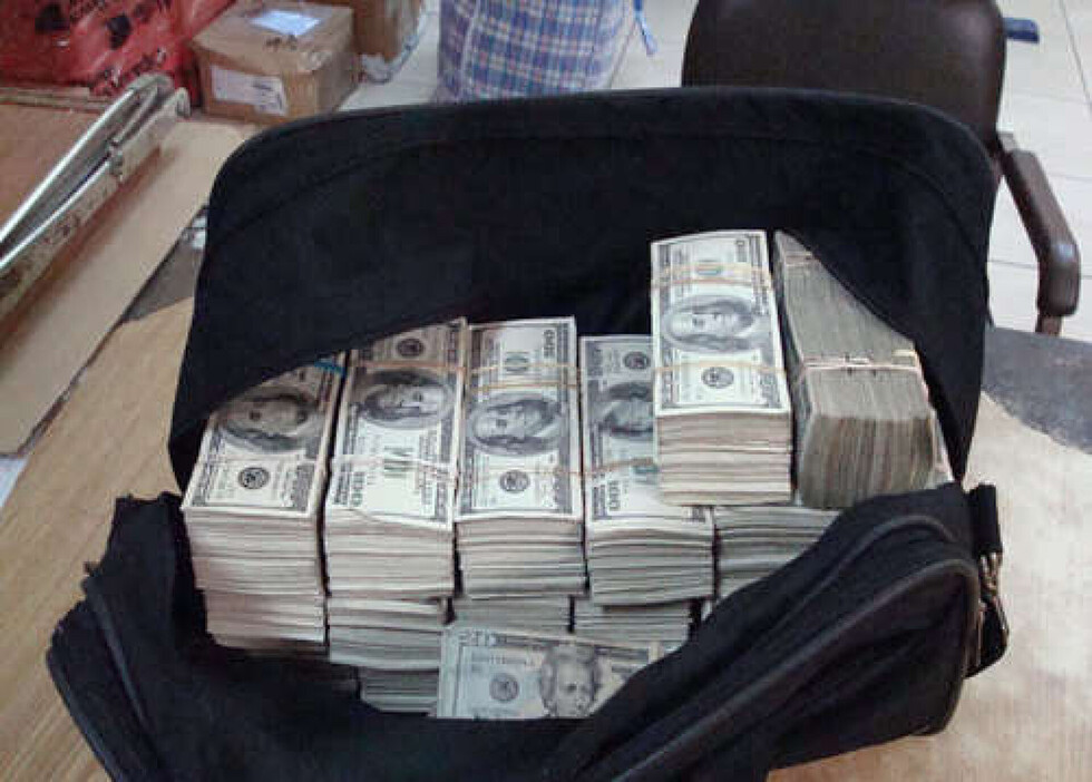 Aprehenden a 2 mujeres con 160 mil $us en el aeropuerto