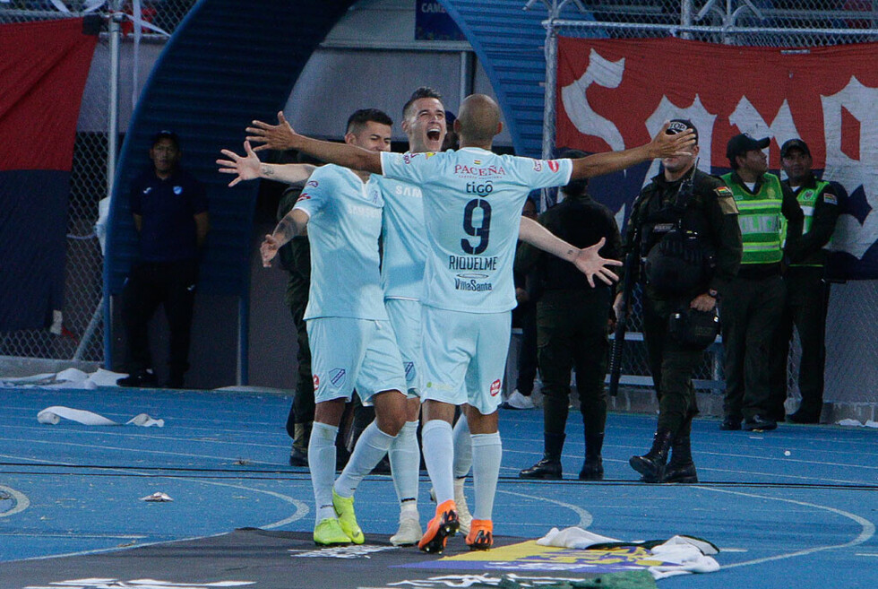 Bolívar le ganó con doblete de Riquelme a Wilstermann