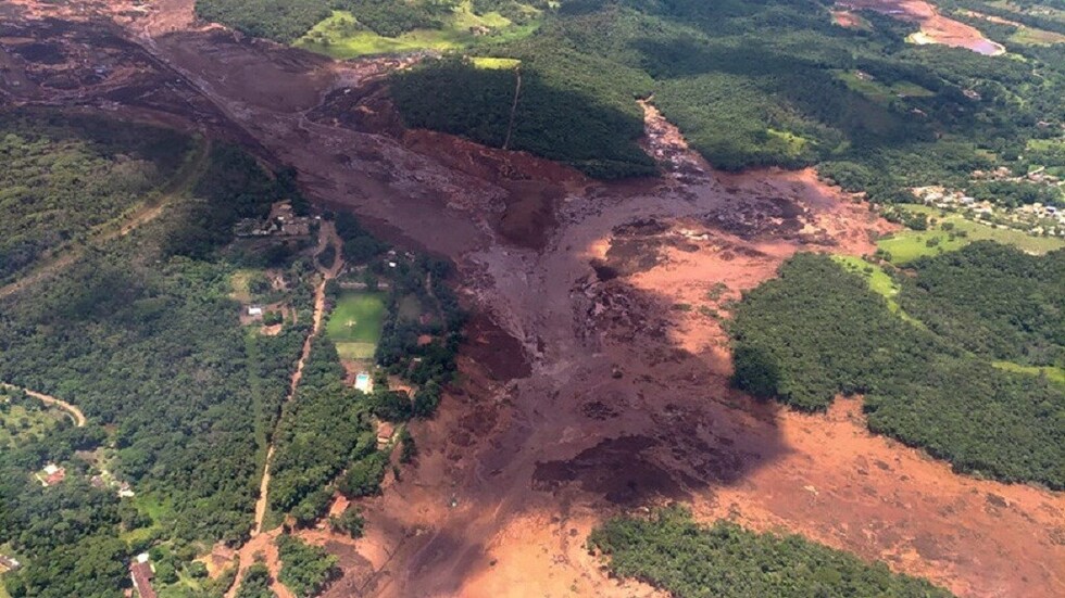 Al menos 300 desaparecidos en la ruptura de un dique minero en Brasil