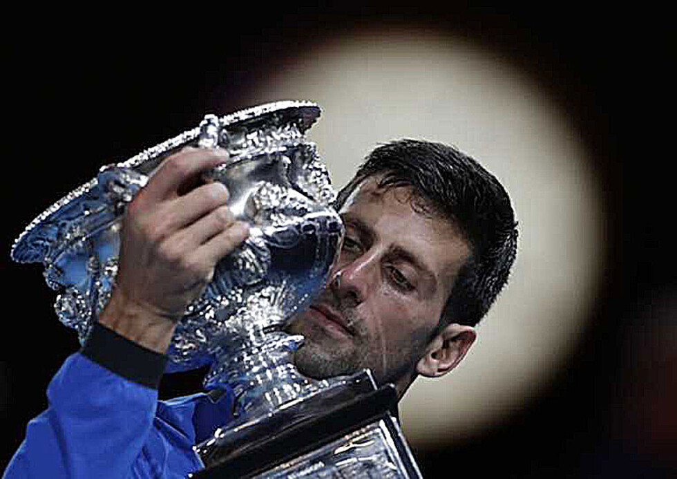 Djokovic machaca a Nadal para sellar su tercer título consecutivo