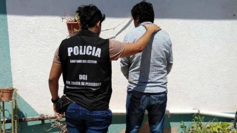 Filmó trío con prostitutas y las extorsionó: fue detenido
