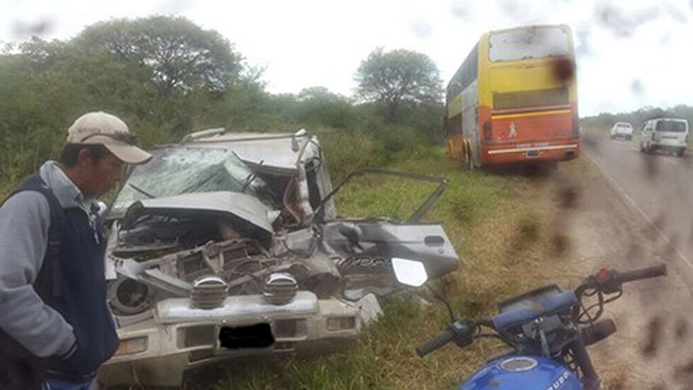 Bus colisiona a una vagoneta en Villa Montes