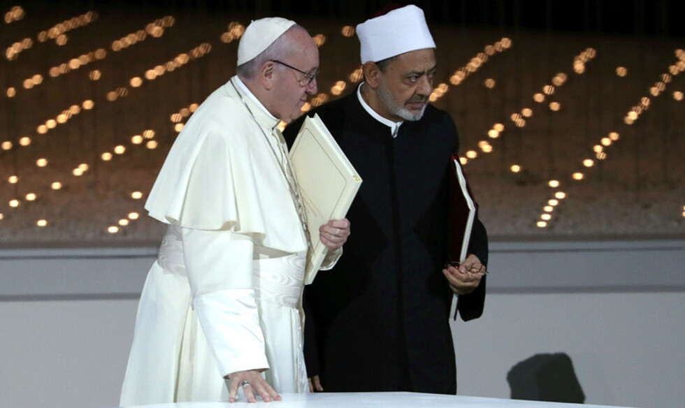 El papa Francisco y el gran imán de Al Azhar firman "un símbolo del abrazo entre Oriente y Occidente"