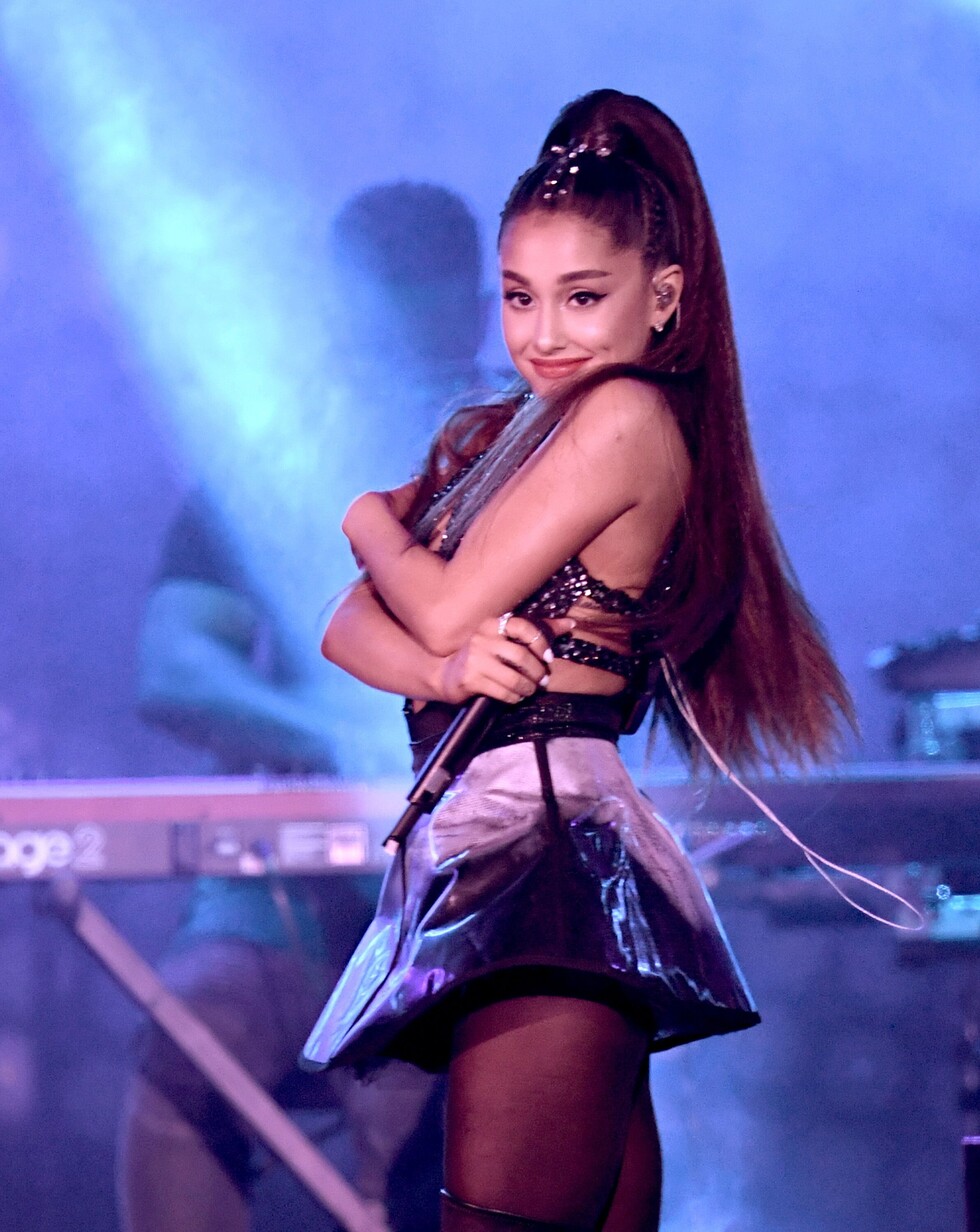 Demandan a Ariana por el video de “God is a Woman”
