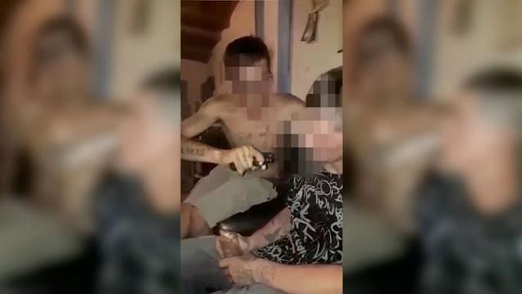 Se acostó con la ex de un reo y le torturaron