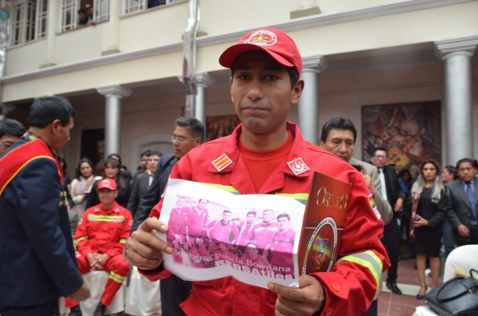 Bombero que rescató el cuerpo de una niña recibe distinción en Oruro