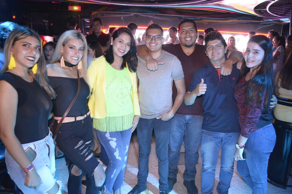 De fiesta   con amigos  y amigas