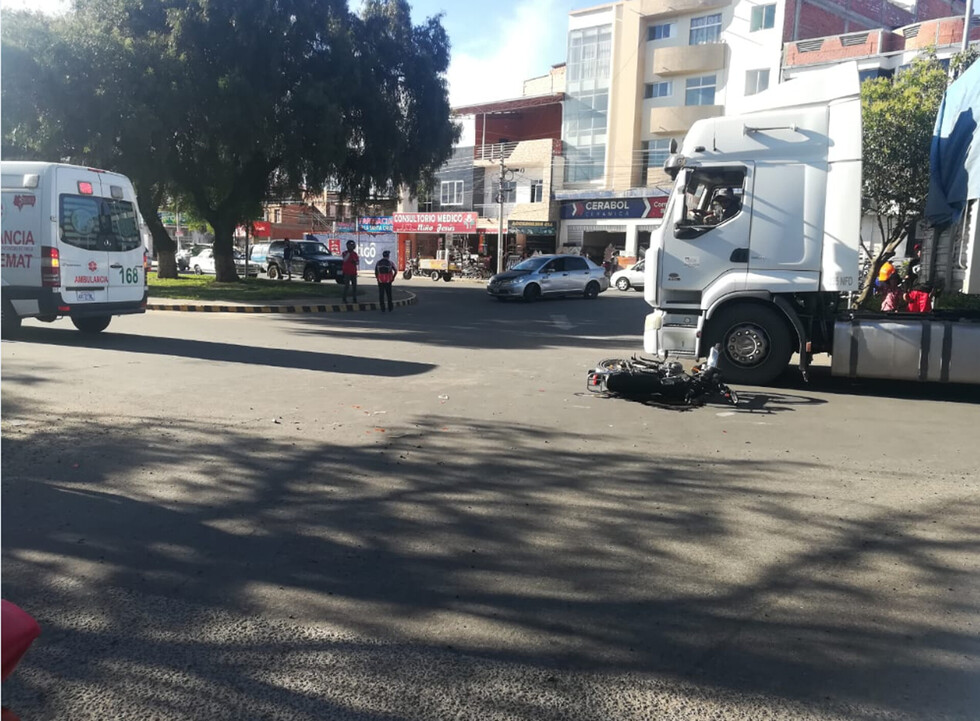 Vagoneta  colisiona a moto y deja dos heridos
