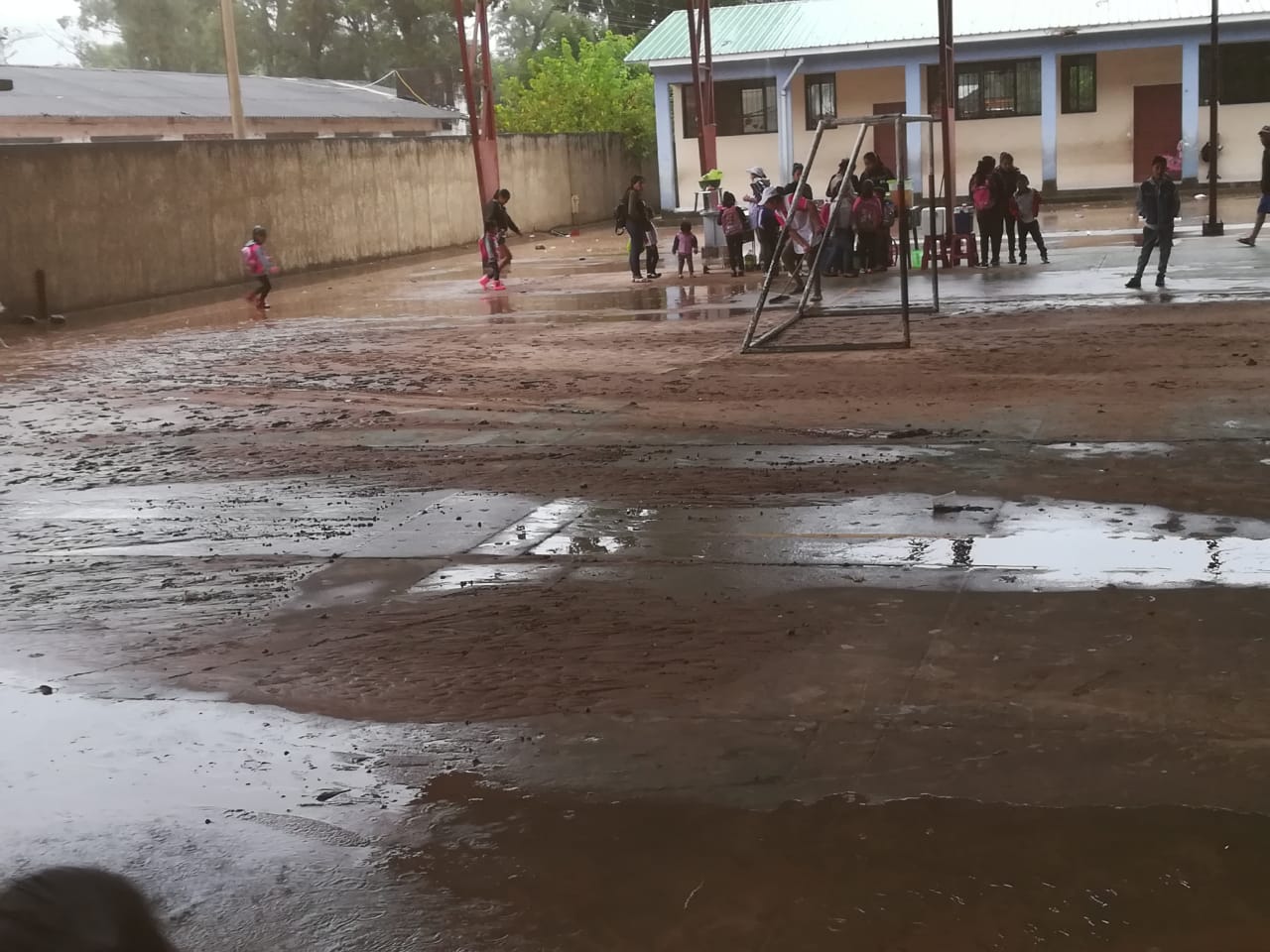Reportan inundaciones por intensa lluvia en Bermejo