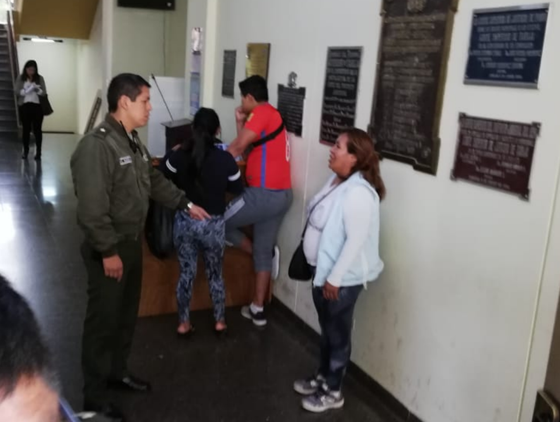 Aprehenden a 3 personas por robar a una universitaria