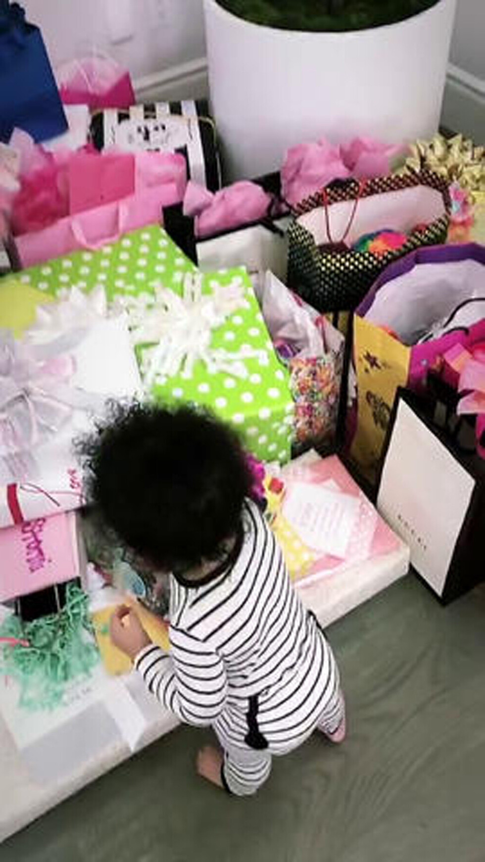 Kylie mostró los  regalos de su  hija Stormi