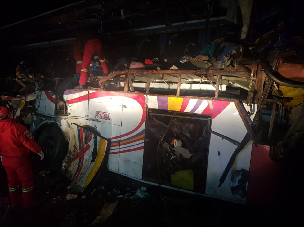 Choque frontal de camión y un bus deja 24 fallecidos