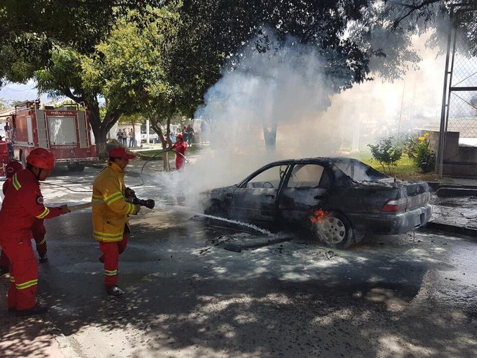 Se incendia un auto por completo en Tarija (FOTOS)