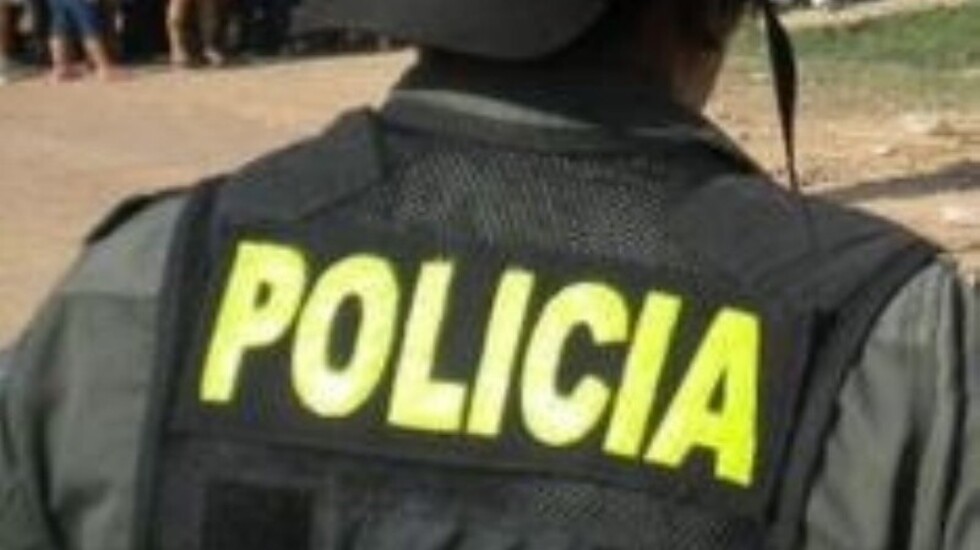 Aprehenden a policía por golpear a su pareja