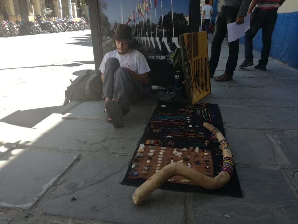 Migración actúa contra “hippies” tras alertas de inseguridad