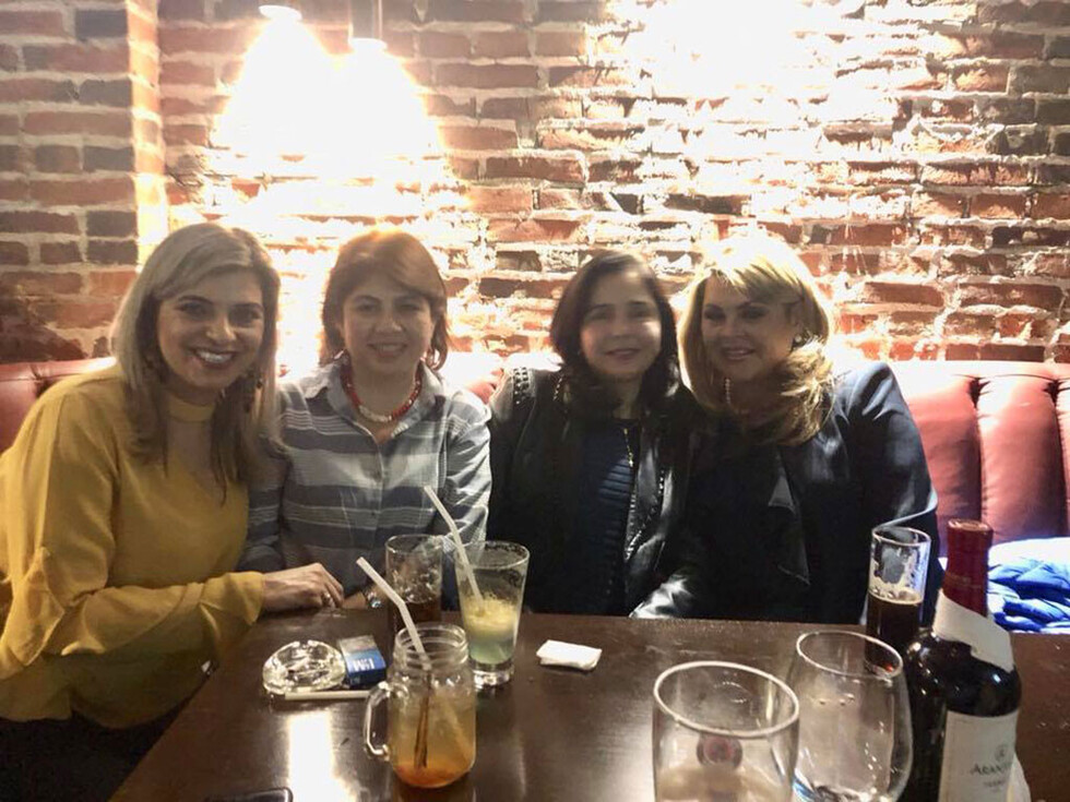 Noche de amigas y amigos en la ciudad