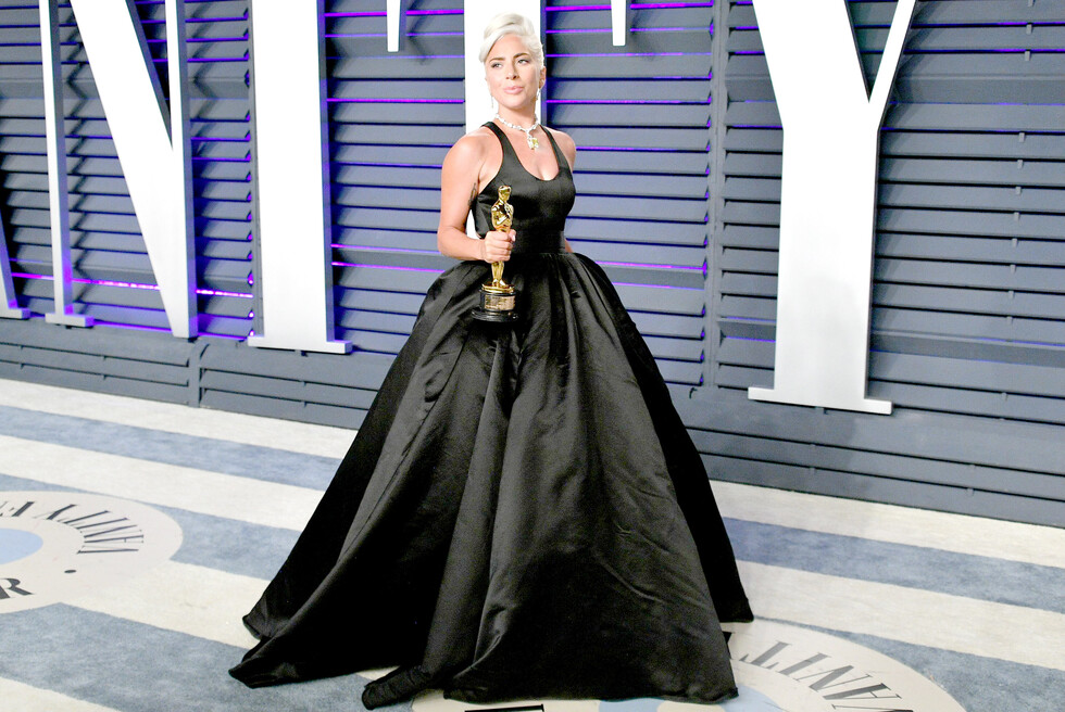 Gaga brilló en los Oscar con su collar de $us 30 millones