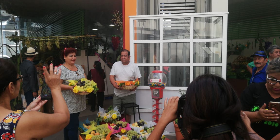 martes de challa en tarija-mercado central-foto-el-país-canasta-fruta-albahaca 5