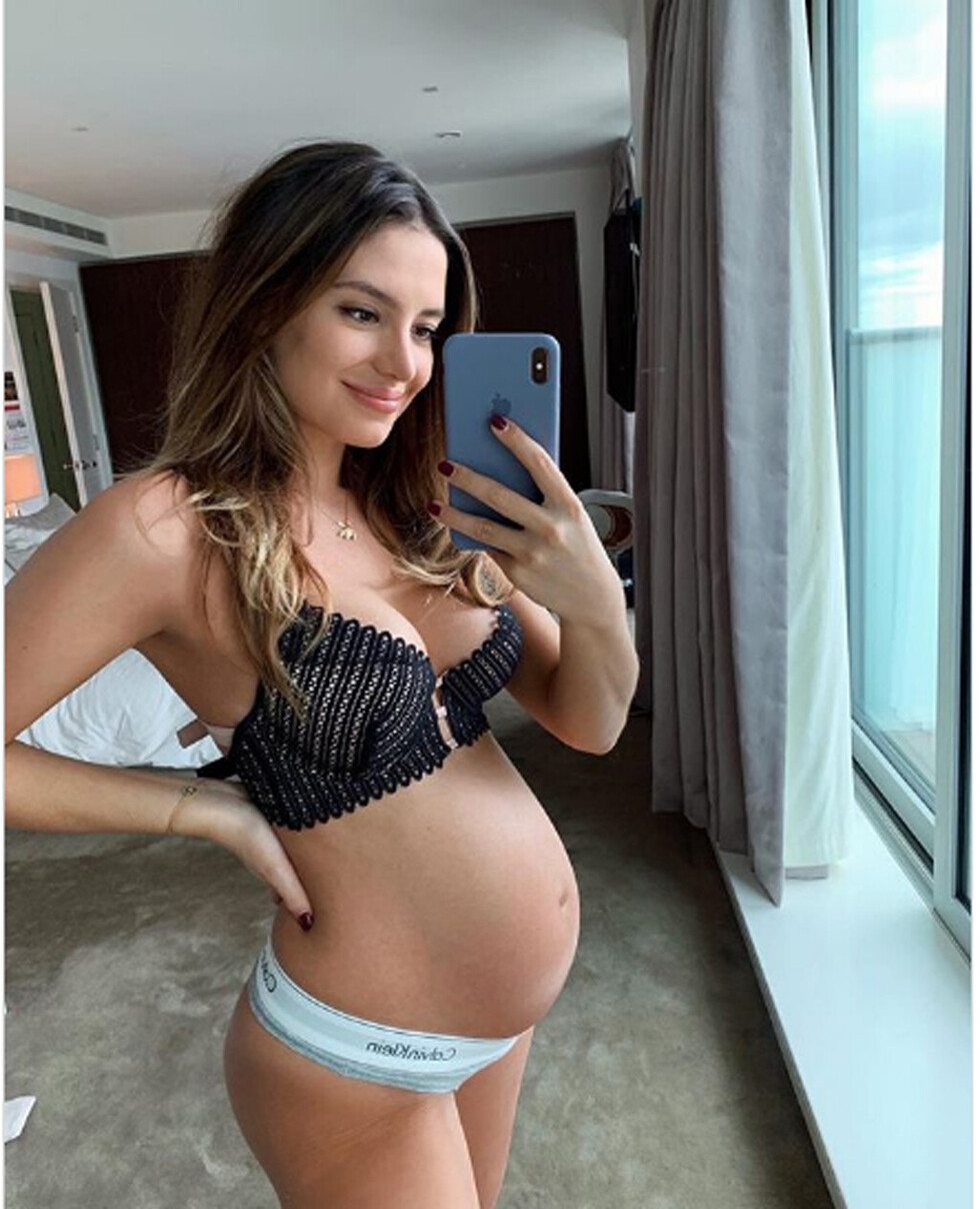El “Chicharito”  derrochó amor  por su novia