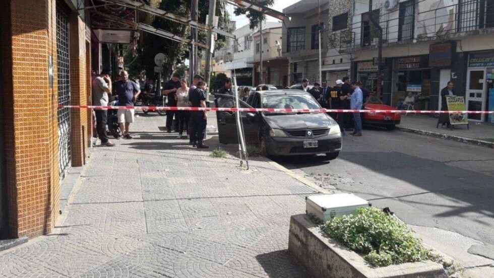 Ladrones matan a una mujer y hieren a un taxista