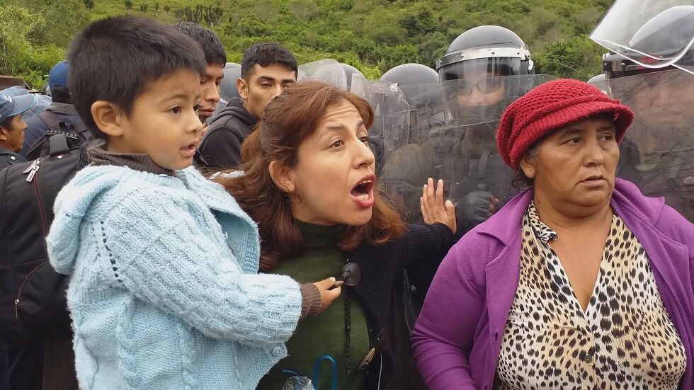 Gritos y silbidos acompañaron el acto de YPFB en Chiquiacá