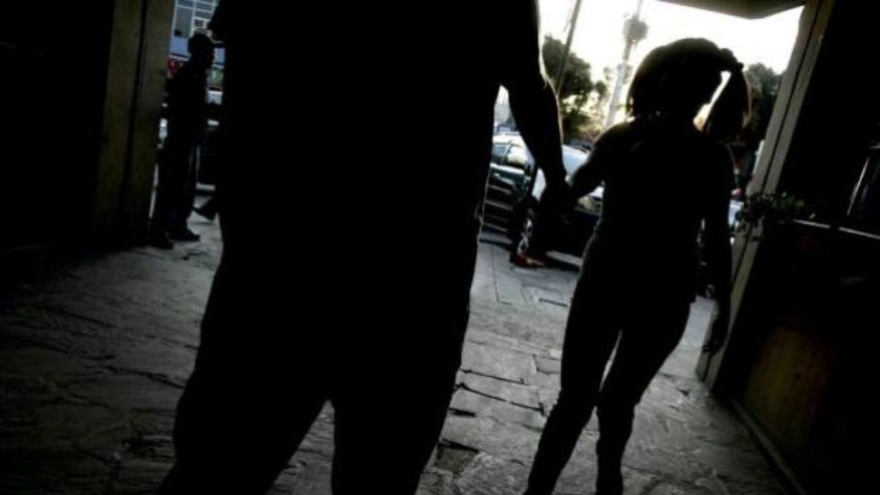 Salió de la cárcel y abusó a las nietas de su pareja