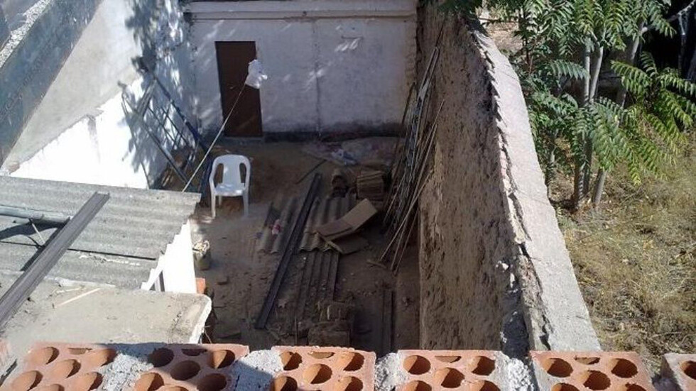 Levantan muro para separar a sus padres