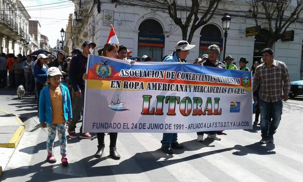 Vendedores de ropa usada exigen opciones laborales