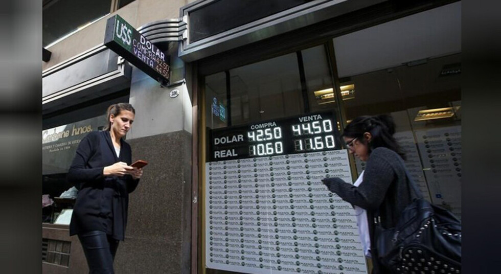 Peso argentino otra vez se desploma contra el dólar