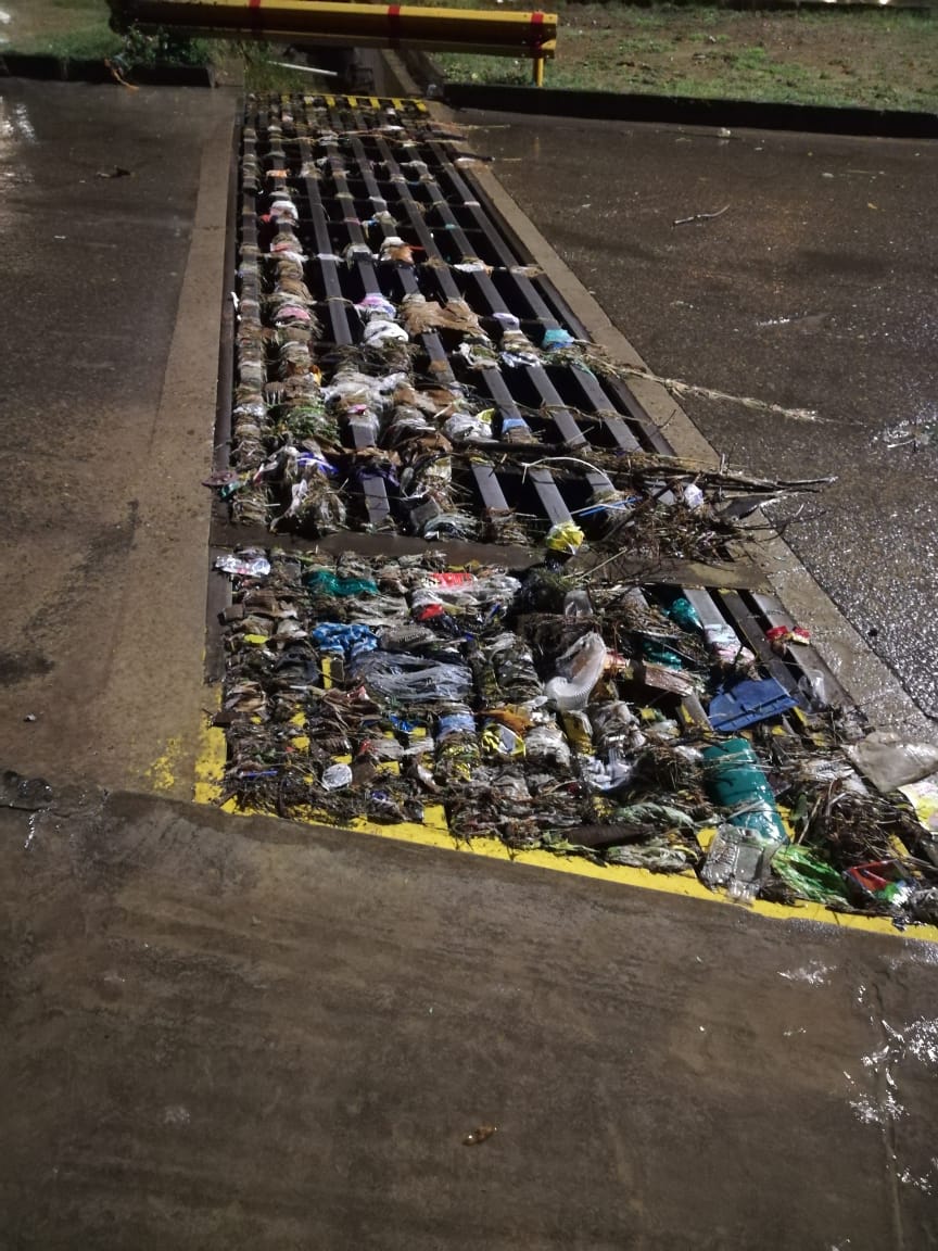 Basura y lluvia dejaron varias calles anegadas el domingo en Tarija