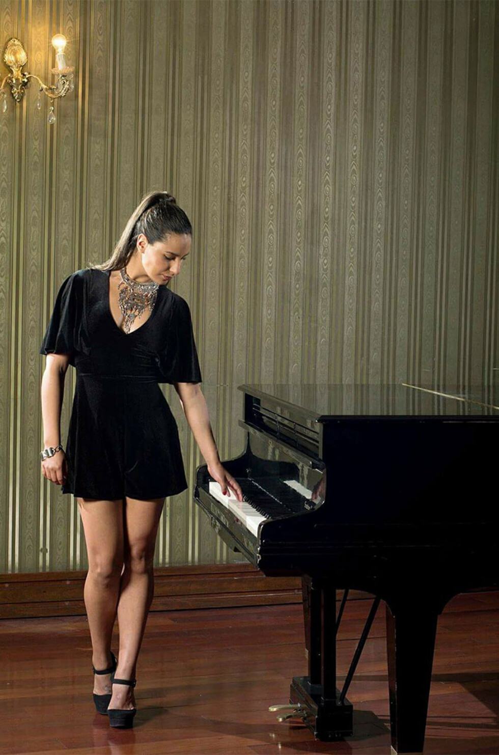 Mayra Gonzales  cantante  y jurado