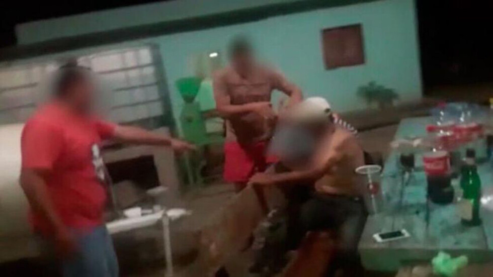 Detienen a maestra que abusó de su alumno