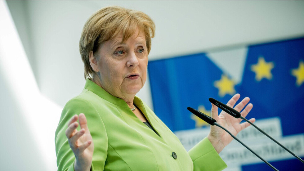 Piden a Merkel impulsar una política de refugiados en UE
