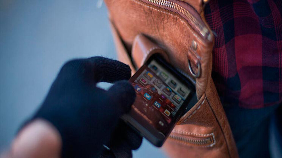 Dos mujeres  y un hombre roban celular a un menor