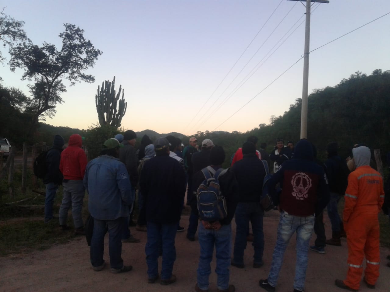 Comunarios de Palos Blancos bloquean ingreso al Campo Margarita