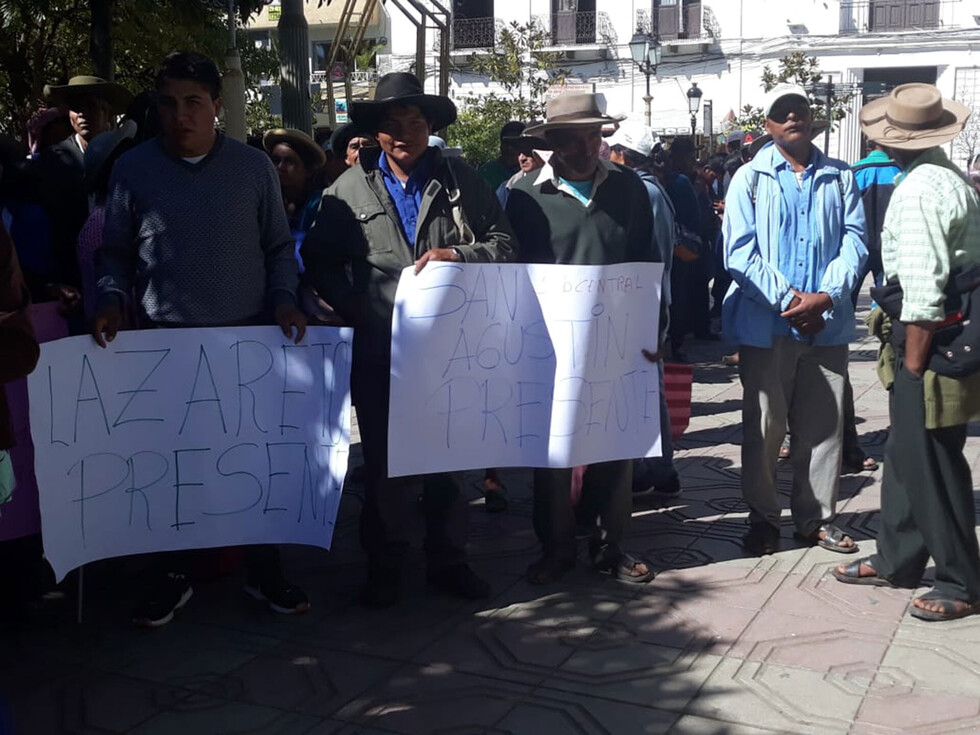 Campesinos instalan vigilia por obras, Paz se aferra a cumbre