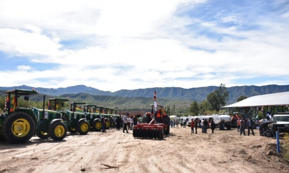 Morales entrega tractores y títulos agrarios en Tarija