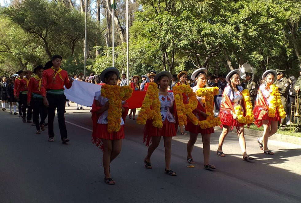 Pintaron el desfile escolar los trajes típicos de Tarija