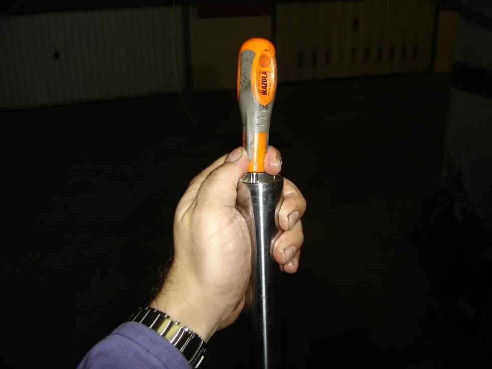 Hallan cadáver con un destornillador en el cuello