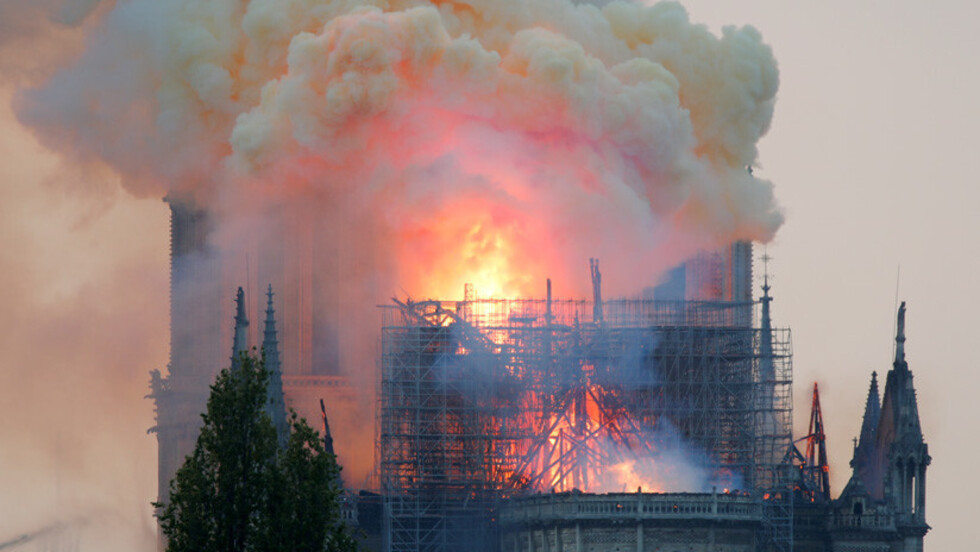 Se derrumba la aguja de Notre Dame de París por el incendio
