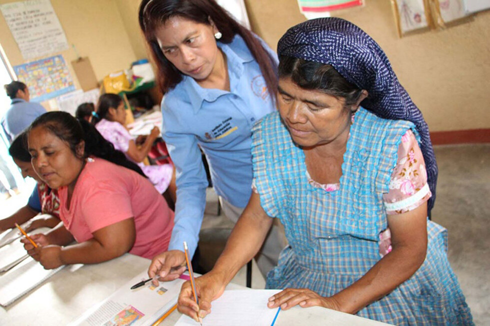 Prevén bajar este año a 2,4% el analfabetismo