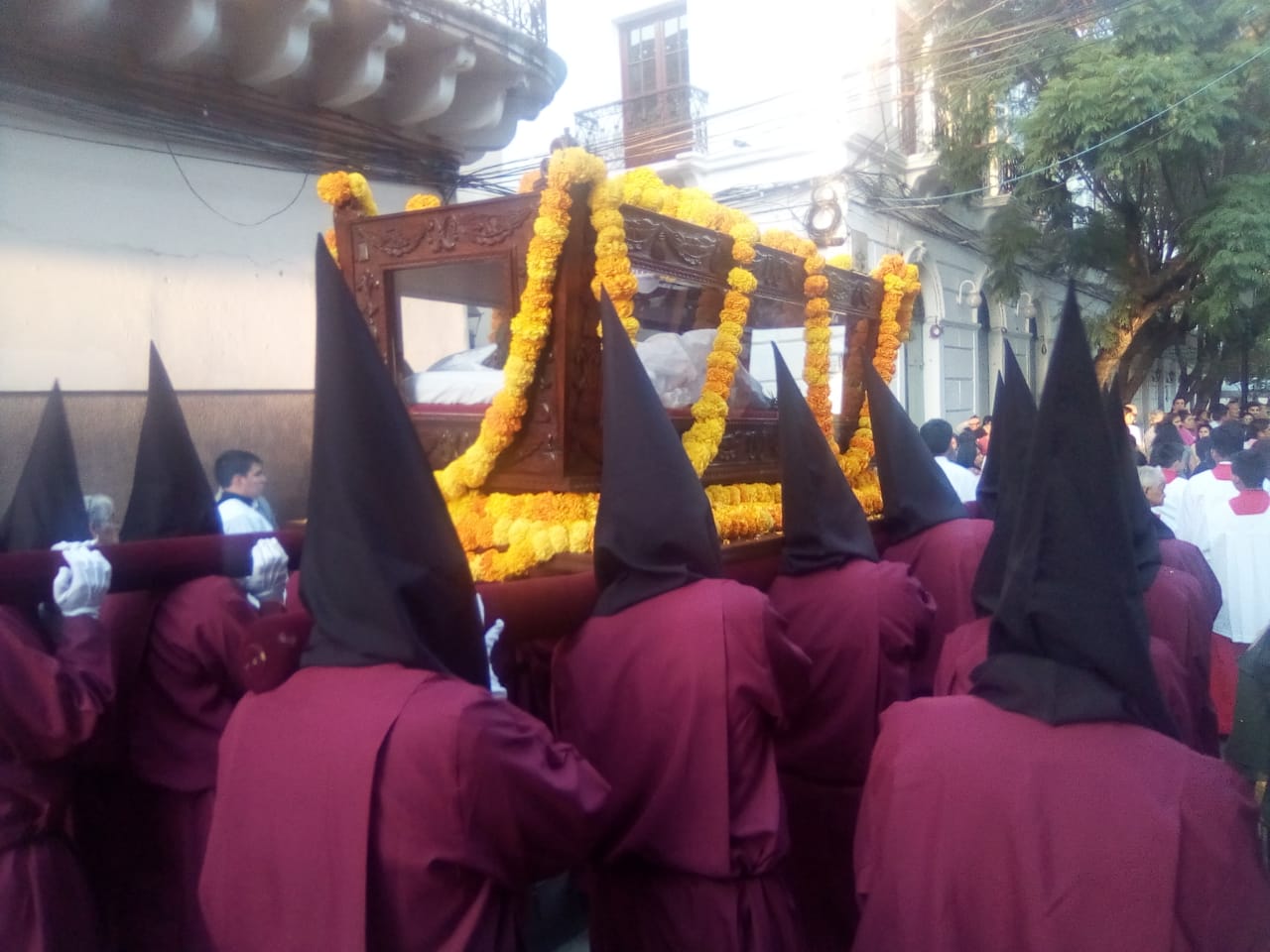 Gran concurrencia, católicos asisten a la procesión de Viernes Santo (FOTOS)