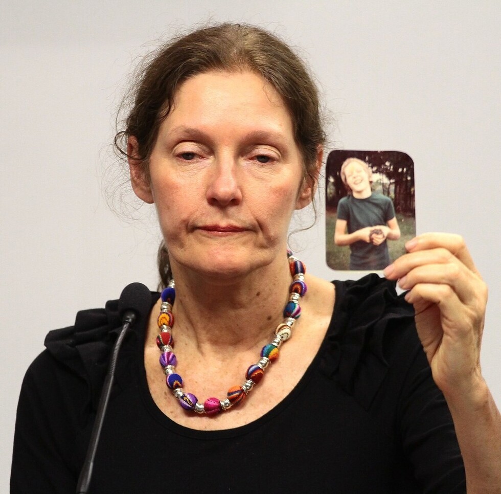 “Assange no tiene derecho ni a visitas en la prisión”
