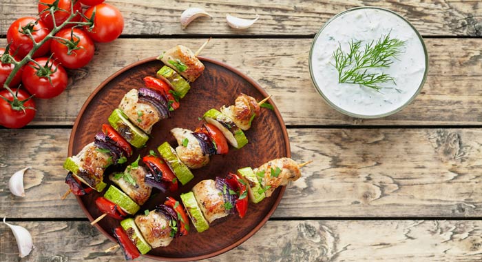 Brocheta de pollo con vegetales y mayonesa de remolacha casera