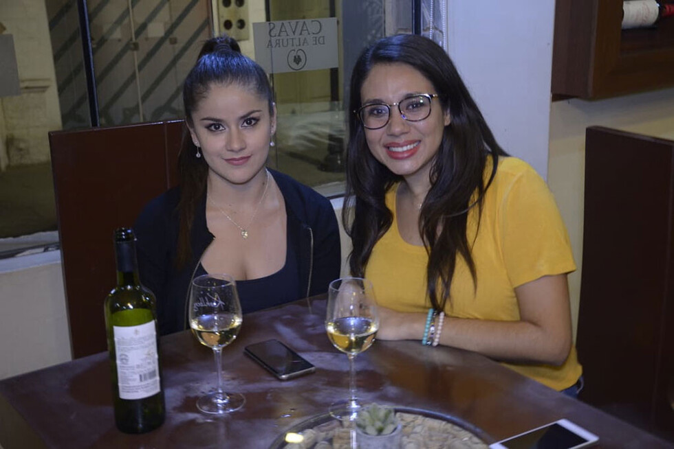 Probando  vinos en Cavas de Altura