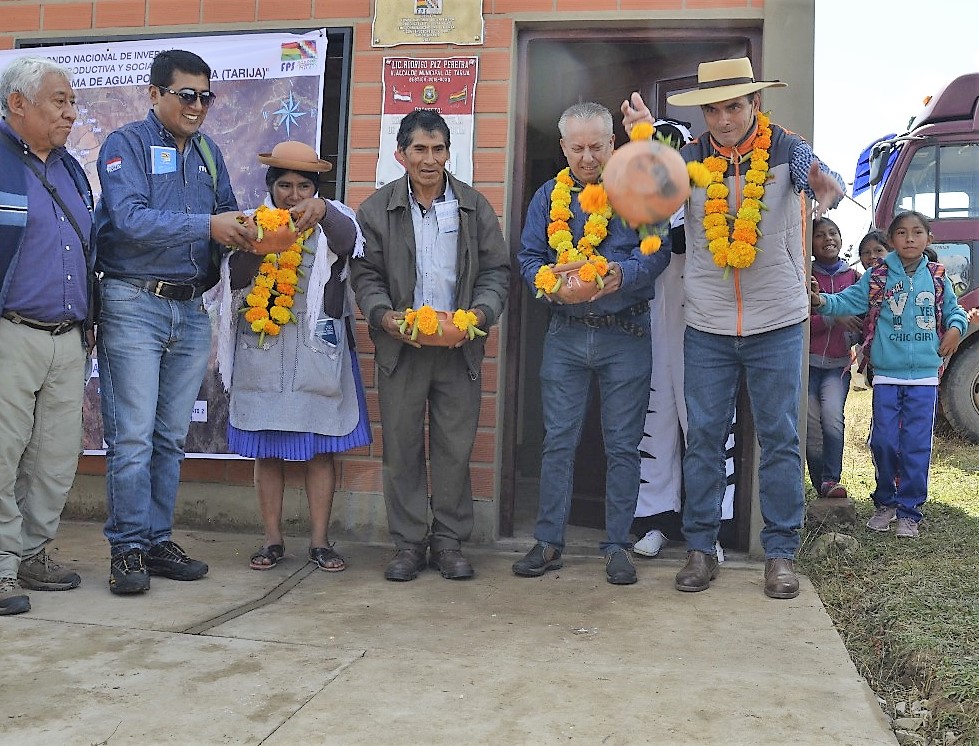 Paz entrega sistema de agua potable para la comunidad de Polla