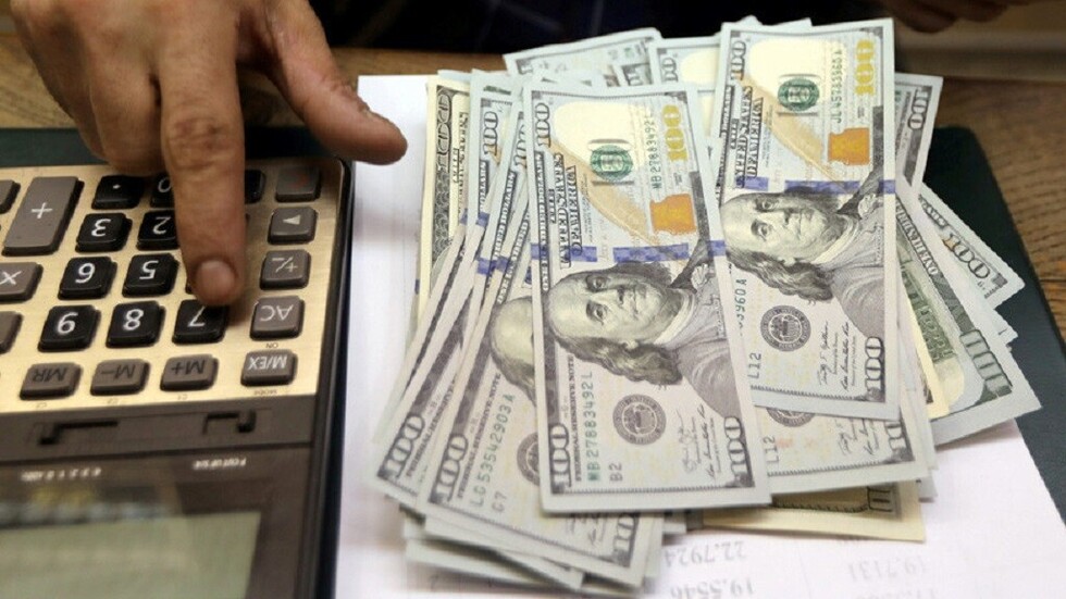 El dólar supera los 46 pesos en Argentina y el riesgo país rompe récord