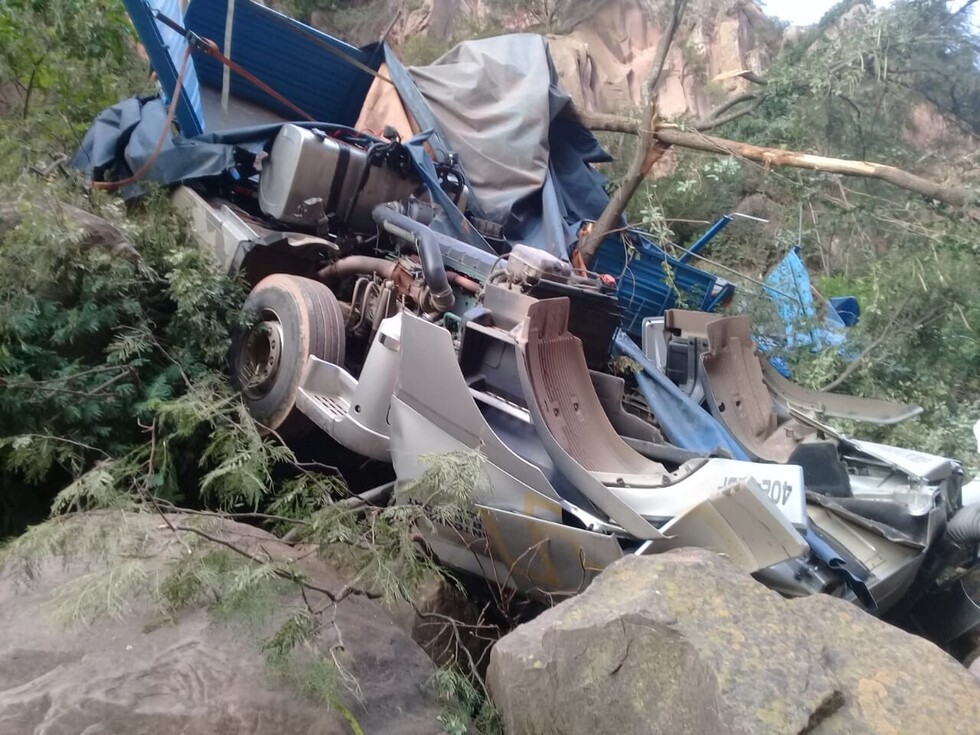 Camión cae a 150 metros de profundidad en carretera Tarija - Villa Montes